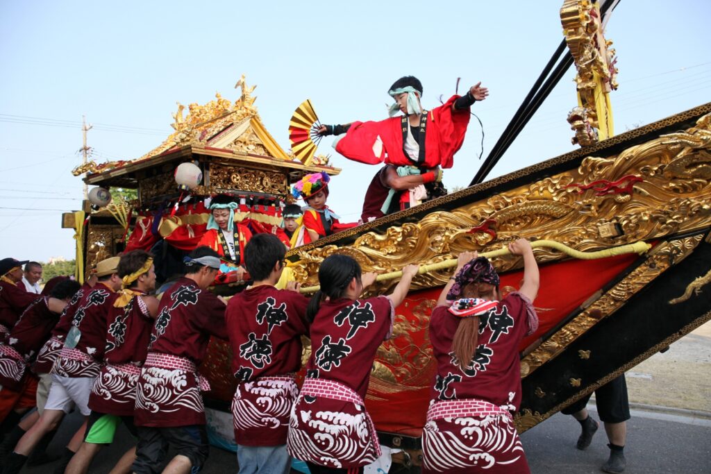 鳥出神社の鯨船行事