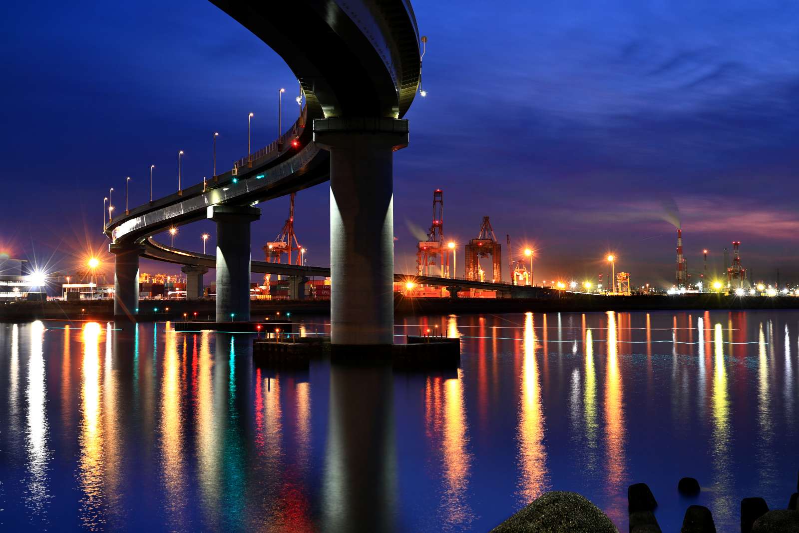 四日市・いなばポートライン橋脚下