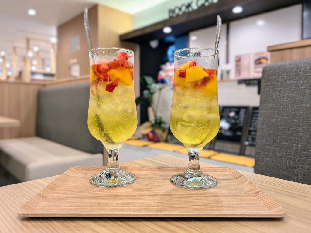 ゆうゆう会館（ブックカフェ）