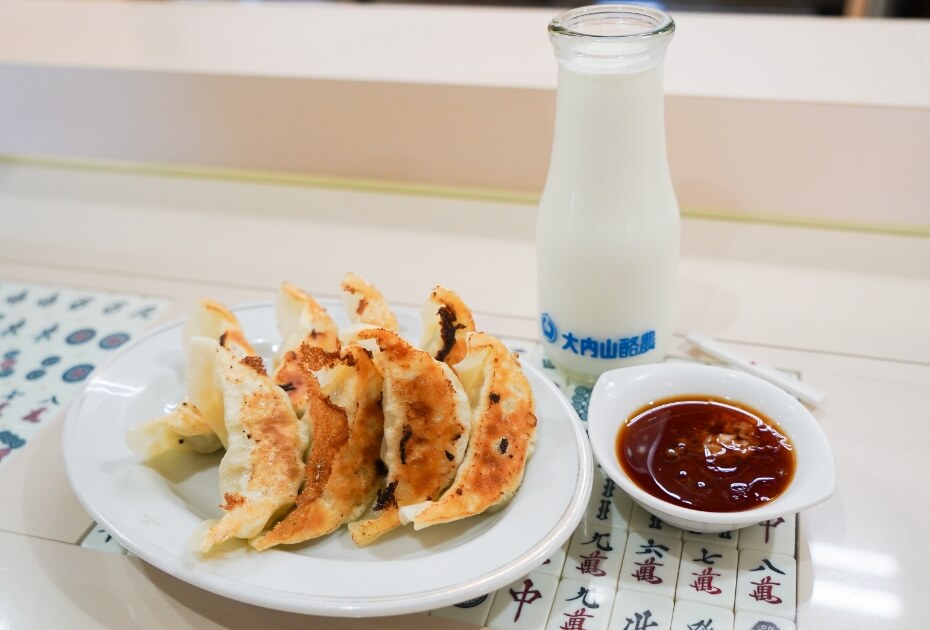 餃子(一人前)と牛乳